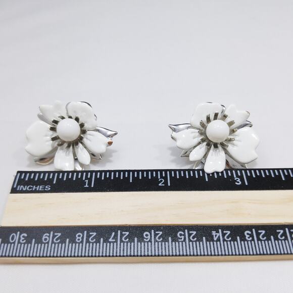 Sarah Coventry White Enamel Flower Earrings Silver Tone Clip On 1960s Vintage - Picture 7 of 10